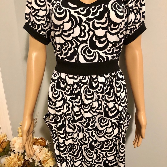 TAHARI - Black and White Floral Design Dress - Picture 3 of 8